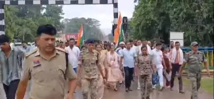 दंतेवाड़ा: दन्तेवाड़ा में युक्तियुक्तकरण मामले को लेकर कांग्रेस ने किया हल्ला बोल, रैली निकालकर कलेक्टोरेट का किया घेराव