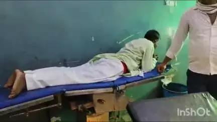 बांदा: महोखर गांव में एक व्यक्ति को जहरीले सांप ने काटा, उसकी हालत बिगड़ी