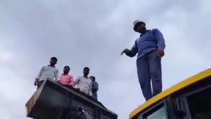 शामगढ़: शामगढ़ के हतई में किसान ने ड्रोन से आधुनिक तरीके से खेत पर किया छिड़काव