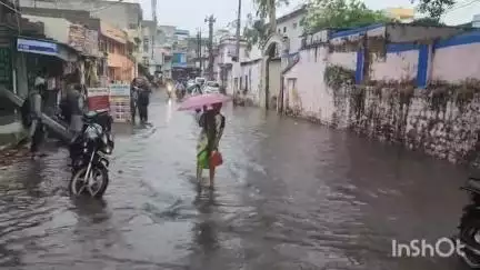 विदिशा नगर: डंडापुरा गर्ल्स स्कूल के पास सड़क पर 2-3 फीट पानी, नपा सीएमओ कर्मचारियों के साथ पहुंचे