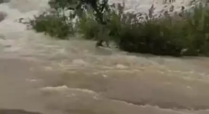 केरसई: केरसई के बासेनटोली गांव में नदी पार करते समय बाढ़ में बहने से शख्स की मौत, पुलिस जांच में जुटी
