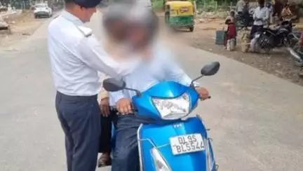 एक मूर्ति गोल चक्कर मार्ग पर बाइक चालकों को ISI मार्क का हेलमेट लगाने के लिए नोएडा ट्रैफ़िक पुलिस ने किया जागरूक