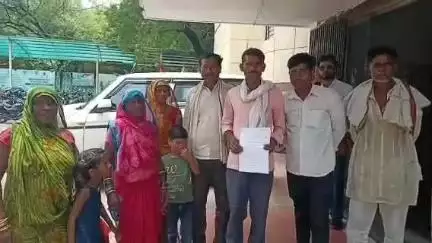 नरसिंहपुर: मालनवाड़ा में दबंगों द्वारा दलित की जमीन पर कब्जा, पीड़ित परिवार एसपी कार्यालय पहुंचा