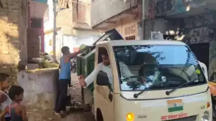 हमीरपुर: सुमेरपुर कस्बे में स्वच्छता का संदेश देने के लिए अध्यक्ष ने खुद संभाली स्टेयरिंग