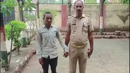 ओबरा: जुगैल पुलिस ने चौरा तिराहे से नाबालिग बच्ची को अश्लील फोटो दिखाकर धमकी देने के आरोपी को किया गिरफ्तार