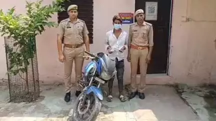 धौलाना: पिलखुवा थाना पुलिस ने चेकिंग के दौरान एक वाहन चोर को किया गिरफ्तार, कब्जे से चोरी की बाइक व असलहा बरामद