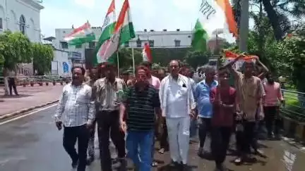 বারাবনী: আসানসোল রেল স্টেশনের মুখ্য গেটের সামনে বিক্ষোভ তৃণমূলের শ্রমিক সংগঠনের অভিযোগ হকারদের বিরুদ্ধে মামলা করেছে রেল পুলিশ