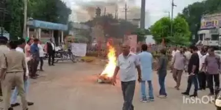 सोहागपुर: अखिल भारतीय कायस्थ महासभा ने जय स्तंभ चौक पर कथा वाचक पंडित प्रदीप मिश्रा का पुतला दहन किया