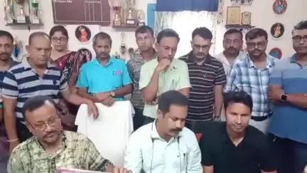 কোচবিহার ১: ভিত্তিহীন অভিযোগ তুলছে অন্য একটি বিদ্যালয়, কোচবিহারের সাংবাদিক বৈঠক করে জানালেন বিবেকানন্দ বিদ্যাপীঠের শিক্ষক