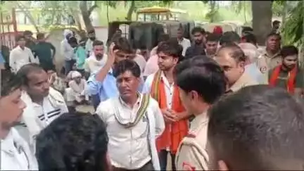 बुलंदशहर: अगवा महिला की बरामदगी की मांग को लेकर हिंदू संगठन के पदाधिकारियों ने औरंगाबाद थाने का किया घेराव