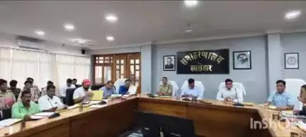 लातेहार: समाहरणालय सभागार में विधि शाखा से संबंधित मामलों की समीक्षा बैठक हुई, निर्देश दिए गए