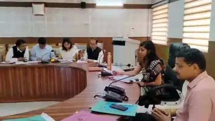 पौड़ी: डीएम ने बैठक में अनुपस्थित रहने पर चार अधिकारियों का स्पष्टीकरण तलब किया, निर्मुक्त धनराशि पर लगाई रोक