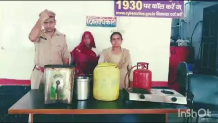 अतरौली: थाना दादों पुलिस ने अवैध शराब भट्टी का किया भंडाफोड़, महिला अभियुक्ता को 10 लीटर कच्ची शराब के साथ पकड़ा