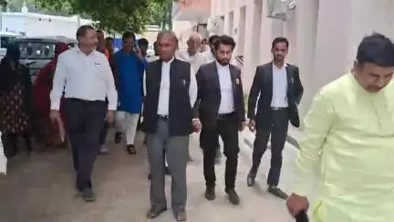 आज़मगढ़: नरोत्तमपुर में सनी मिश्रा के परिजनों को न्याय दिलाने के लिए ब्राह्मण समाज ने किया प्रदर्शन, एसपी को सौंपा ज्ञापन