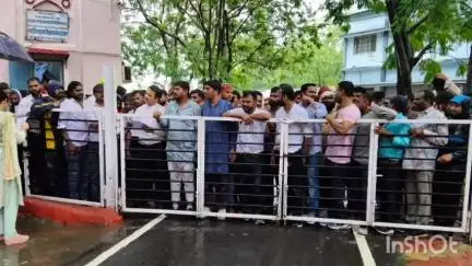 धार: धार में जनजाति समाज के घर तोड़े जाने के विरोध में रैली, राज्यपाल व मुख्यमंत्री के नाम ज्ञापन सौंपा