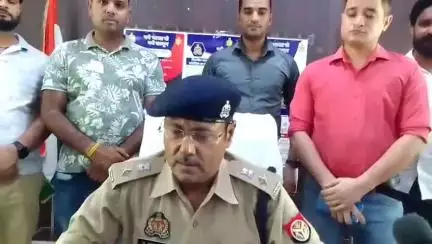 फर्रुखाबाद: SOG, सर्विलांस टीम और पुलिस ने चार इनामी बदमाशों को किया गिरफ्तार, पुलिस लाइन सभागार में ASP ने किया खुलासा