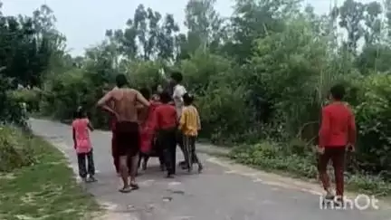कन्नौज: तिर्वा बलनपूऱ गांव में बेटी के साथ मारपीट का उलाहना देने पर दबंग युवक ने महिला के साथ सड़क पर की मारपीट
