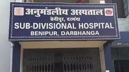 बेनीपुर अनुमंडल अस्पताल के इमरजेंसी वार्ड के बेड पर मरीजों की जगह सोते बिल्ली