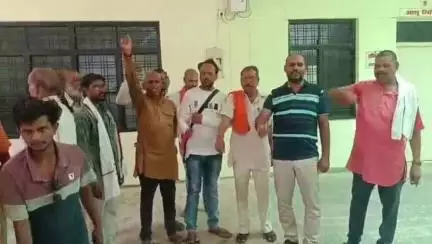 राठ: करोड़ों की लागत से बनी सब्जी और फल मंडी के संचालन को लेकर व्यापारियों ने तहसील परिसर में प्रदर्शन कर की नारेबाजी
