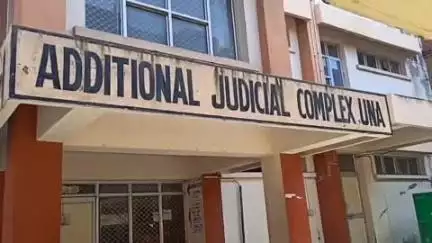 ऊना: कोर्ट परिसर ऊना में फिर से हंगामा, युवक ने महिला पर लगाए ब्लैकमेलिंग और जातिसूचक शब्द के आरोप, मामला दर्ज