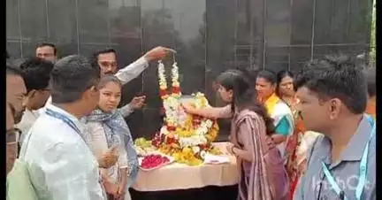 लातूर: मनपा आयुक्त मानसी मीना उपायुक्त  डॉ.पंजाबराव खानसुळे यांनी नांदेड रोडवरील छत्रपती शाहु महाराज यांना केले अभिवादन