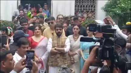 ব্যারাকপুর ১: সিনেমার প্রচারে নৈহাটিতে ঋষি বঙ্কিমচন্দ্র চট্টোপাধ্যায়ের বাড়ি ও বড়মার মন্দির পরিদর্শন প্রসেনজিৎ চট্টোপাধ্যায়ের