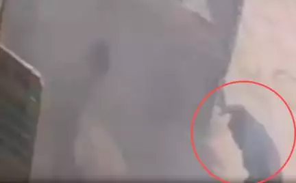 हरियाणा के हिसार में कबाड़ की दुकान में हुआ ब्लास्ट, आंतें बाहर निकलीं तो पेट पकड़कर गिरा व्यक्ति Source: @jurnlists295