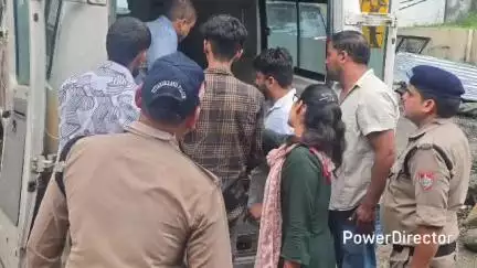 नैनीताल: डंपर खाई में गिरा, भीमताल पुलिस की तत्परता से चालक की बचाई गई जान