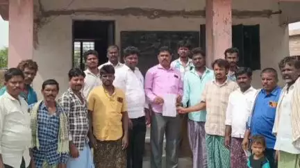 మంత్రాలయం: వగరూరు ఎస్సీ కాలనీలో ఉన్న పాఠశాలలో 5 వ తరగతి వరకు విద్యార్థులను కొనసాగించాలని కాలనీవాసులు హెచ్ఎంకు వినతి పత్రం అందజేశారు