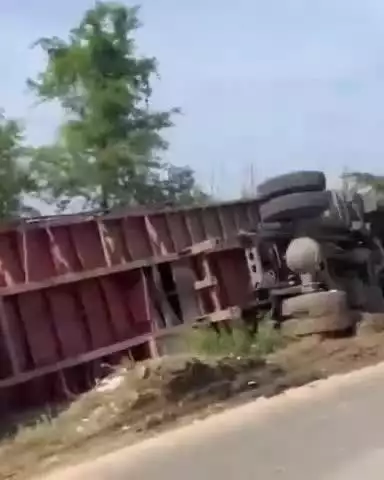 जगाधरी: मलिकपुर गांव के पास पलटा ट्राला, हादसे में टला नुकसान