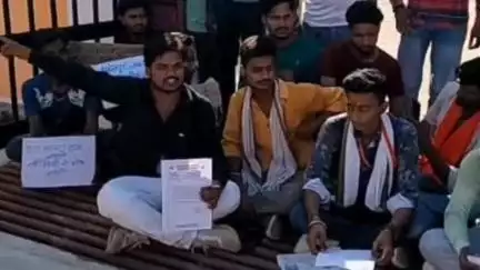गोंडा: धानेपुर नगर पंचायत में गौशाला बनवाने की मांग को लेकर विश्व हिंदू परिषद के कार्यकर्ताओं ने किया प्रदर्शन