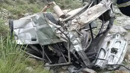 जोशीमठ: ज्योतिर्मठ मलारी हाइवे पर झेलम-भापकुंड के बीच दुर्घटनाग्रस्त कार से पुलिस ने दो युवकों का शव बरामद किया