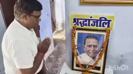 बिक्रम: मोरियावां में साहित्यकार स्वर्गीय केशव प्रसाद वर्मा को चौथी पुण्यतिथि पर दी गई श्रद्धांजलि