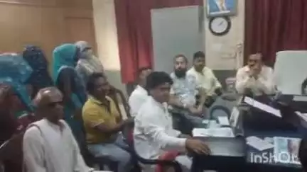 कासगंज: नगर पालिका कासगंज में वेतन न मिलने से सफाई कर्मियों ने किया धरना, SDM ने आश्वासन देकर धरना कराया खत्म