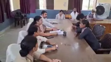 सासनी: महिला आयोग की सदस्य ने तहसील सासनी में जनता की सुनीं समस्याएं, उपजिलाधिकारी व अन्य विभागों के अधिकारी रहे मौजूद