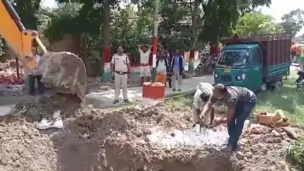 पुपरी: सुरसंड थाना परिसर में विभिन्न मामलों में ज़ब्त शराब का किया गया विनिष्टीकरण