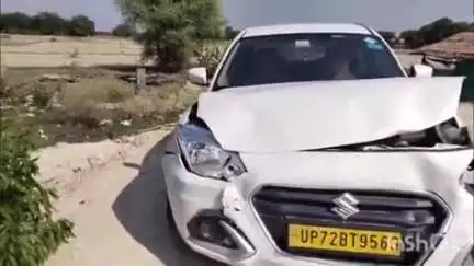 प्रतापगढ़: अमरौना के पास खड़ी कार में तेज रफ्तार हुंडई औरा ने मारी टक्कर, केस दर्ज न होने पर एसपी से की शिकायत