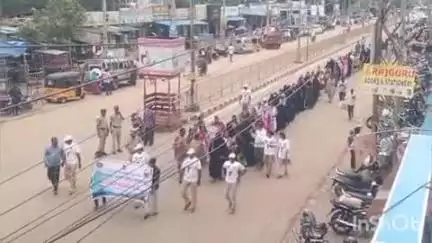పరిగి: మత్తు పదార్థాల నిషేధంపై పట్టణంలో విద్యార్థులతో అవగాహన ర్యాలీ నిర్వహించిన పోలీసులు