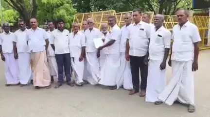 தூத்துக்குடி: மேல்நிலைப் பள்ளியாக தரம் உயர்த்த, ஆட்சியரகத்தில் தோழப்பன் பண்ணை கிராம மக்கள் மனு