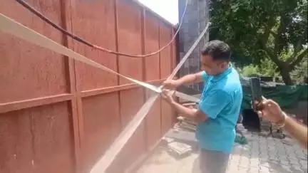 जगाधरी: यमुनानगर के रियासी इलाके में नगर निगम की टीम ने प्राइवेट स्कूल का गेट किया सील