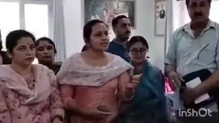 नेरवा: एक हफ्ते से नेरवा में पानी की समस्या से परेशान महिलाओं ने जल शक्ति विभाग के अधिशासी अभियंता से की मुलाकात