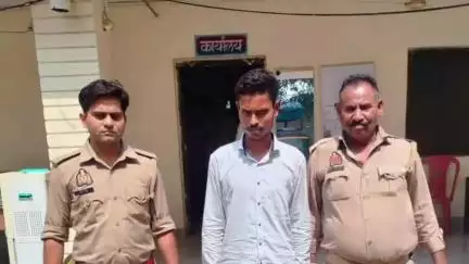 कौंच: कोंच कोतवाली पुलिस ने कोंच-उरई रोड से दहेज हत्या के मामले में फरार ₹25,000 के इनामिया अभियुक्त को किया गिरफ्तार