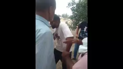 चुनावढ बस स्टैंड पर बाइक से पेट्रोल निकालते एक युवक को लोगों ने पकड़ा, जमकर की धुनाई