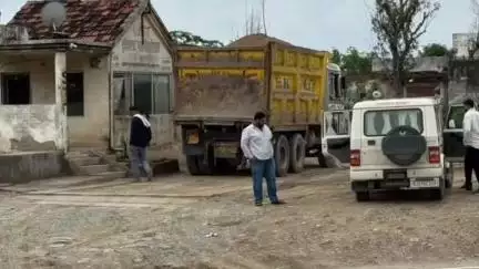 विजयनगर: बिजयनगर में माइनिंग विभाग और पुलिस ने ओवरलोड बजरी से भरे डंपर को जब्त कर कार्रवाई की, लगाया जुर्माना