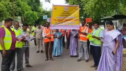 காரியமங்கலம்: வட்டார வளர்ச்சி அலுவலகத்தில் இருந்து நெடுஞ்சாலை துறை சார்பில் சாலை விழிப்புணர்வு பேரணி