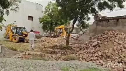 टांडा: हाईकोर्ट के आदेश पर अवैध मकान पर चला बुलडोजर, जिले में PWD की जमीन से अतिक्रमण हटाया गया