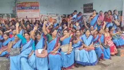 धनबाद/केंदुआडीह: जलसहिया ने 37 महीने के वेतन और 9 महीने के प्रोत्साहन राशि के लिए रणधीर वर्मा चौक पर धरना दिया