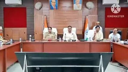 गौरीगंज: आगामी त्यौहारों के दृष्टिगत कलेक्ट्रेट सभागार में DM और SP ने अधिकारियों, धर्मगुरुओं, प्रतिष्ठित नागरिकों के साथ की बैठक