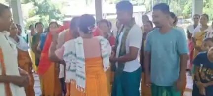 গোৰেশ্বৰ ভাগ: শুক্লাই চেৰফাঙত আলাৰি সৌৰাং বিথাংসী আঁচনিৰ চেক বিতৰণ কৰে বিটিআৰৰ ইএম ৰনেন্দ্ৰ কুমাৰ নাৰ্জাৰীয়ে