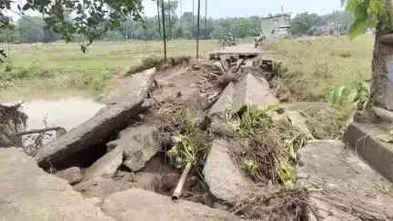 চন্দ্রকোনা ২: ব্রিজ ভেঙ্গে শহরের সাথে গ্রামের যোগাযোগ বিচ্ছিন্ন বেশ কয়েকটি গ্রামের সমস্যায় চন্দ্রকোনা এলাকার মানুষজন#jansamasya